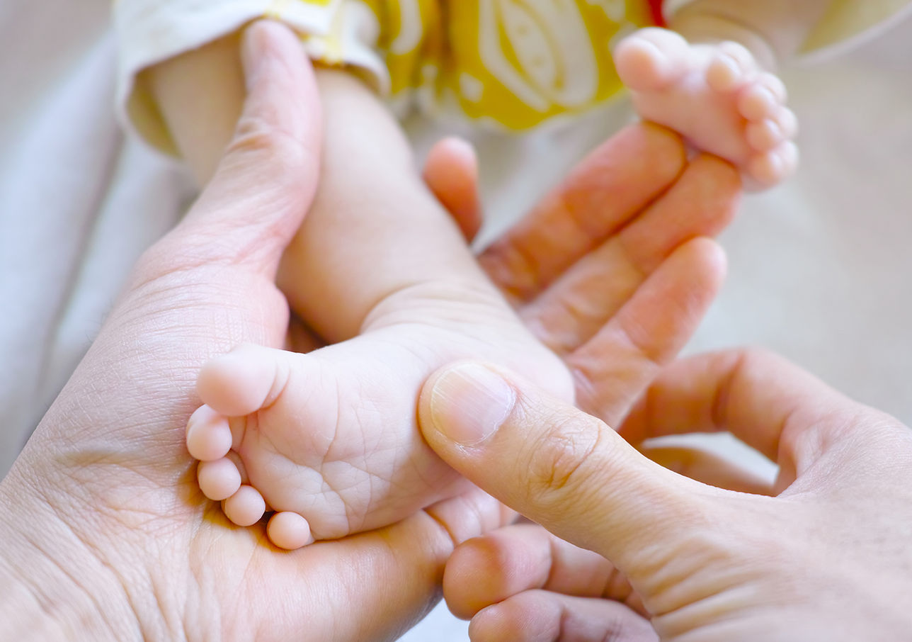 Massage des pieds de bébé